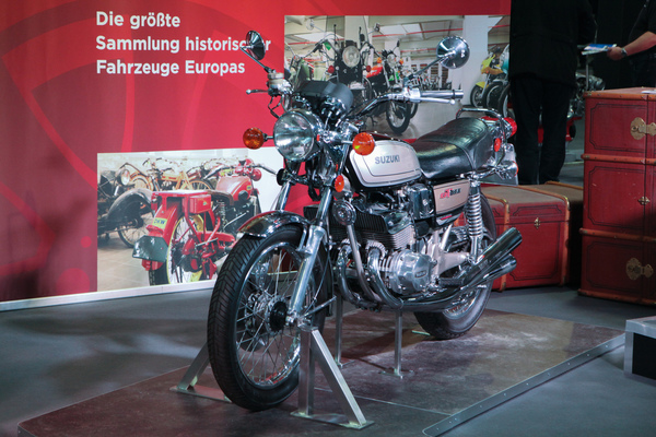 Herrliches Vierzylinder-Motorrad von Suzuki auf dem Stand des PS.Speichers - Bremen Classic Motorshow 2020