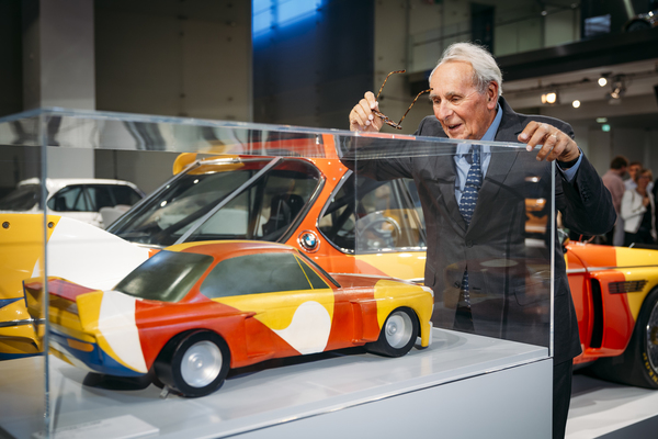 Hervé Poulain beim Betrachten des Modells des Calder-BMW - BMW Art Cars Sonderschau im BMW-Museum in München 2018