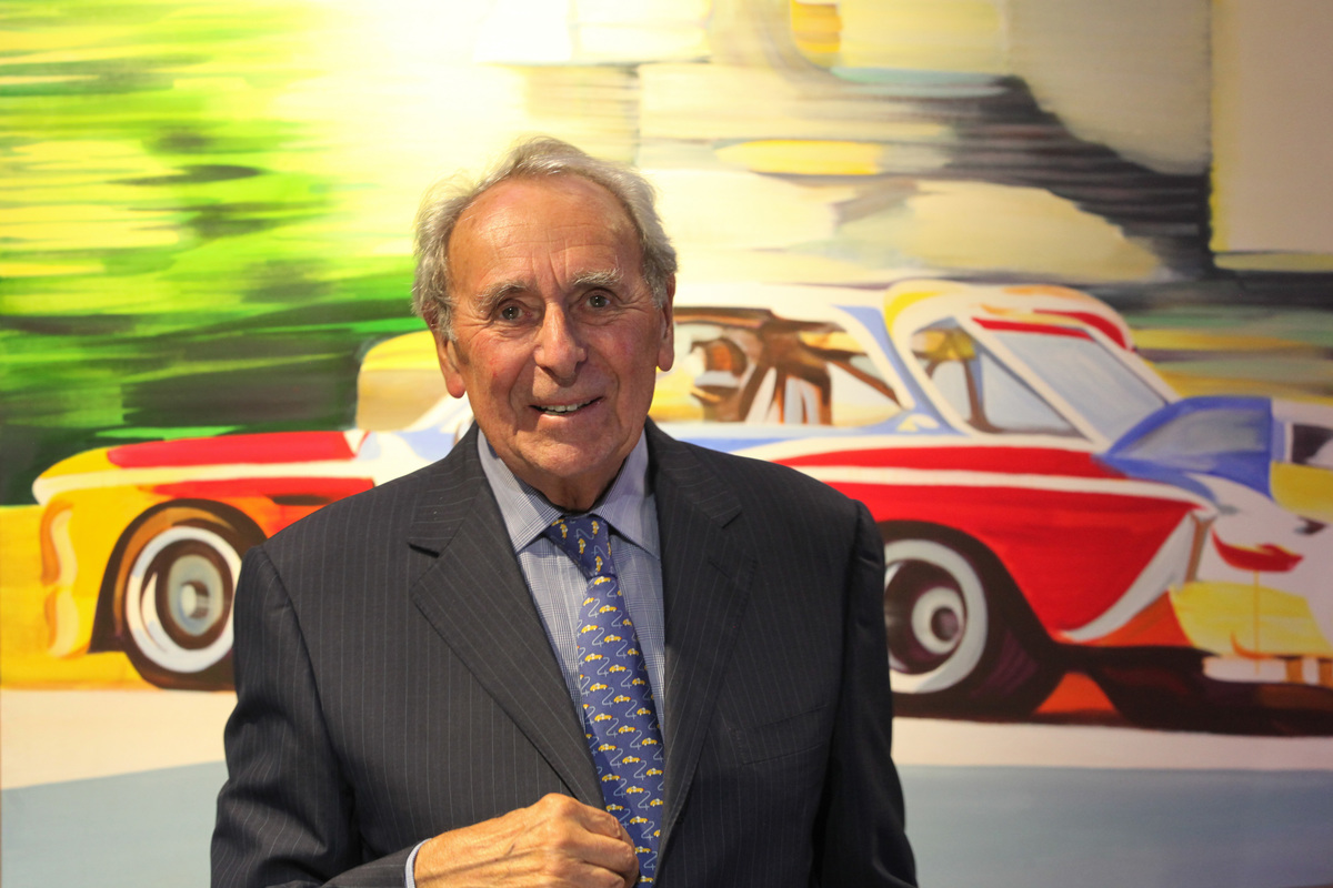 Hervé Poulain - vor einem Kunstwert, das ihn 1976 in Le Mans zeigt