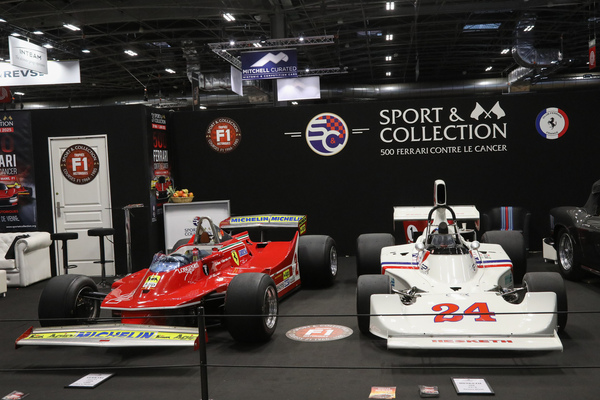 Hesketh 308 (1974) – gefahren von James Hunt, links ein Ferrari 312 T3 von 1980 – Rétromobile Paris 2025