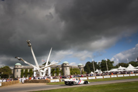 Bild Hesketh 308C (1975) - vor der BMW-Skulptur