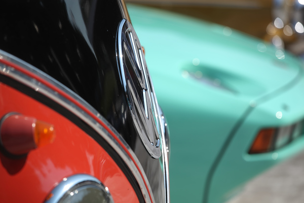 Heute gehören sie zusammen - links ein VW T2, rechts ein Porsche 928 - Dolder Classics September 2016