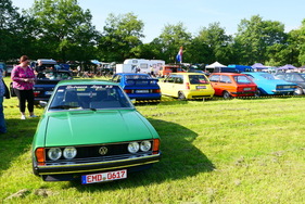 Hier ein (karosserieseitig) weitgehend serienmäßiger VW Scirocco I GTI. Wunderschönes Grün. – Bockhorner Oldtimermarkt 2025