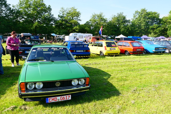 Bild Hier ein (karosserieseitig) weitgehend serienmäßiger VW Scirocco I GTI. Wunderschönes Grün. – Bockhorner Oldtimermarkt 2025