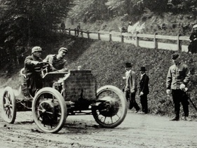 Hier fährt der Konstrukteur: Ferdinand Porsche auf einem «Mixte» am Exelbergrennen Hier fährt der Konstrukteur: Ferdinand Porsche auf einem «Mixte» am Exelbergrennen