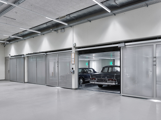 Image: This is a particularly space-saving and inexpensive (from CHF 190.-) shelter for classic cars - Autohalle Andelfingen