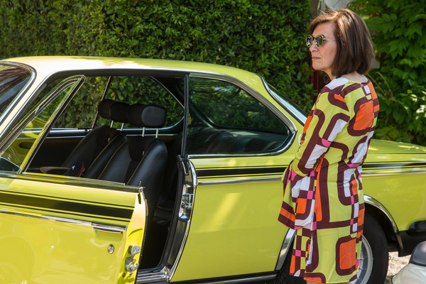 Hier hingegen passen Farbton von Kleid und BMW fast perfekt zusammen