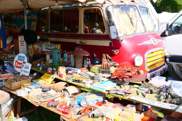 Hier ist der Kässbohrer Setra Reisebus der eigentliche Hingucker. – Bockhorner Oldtimermarkt 2025