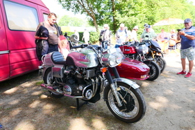 Hier ist eine TTS-E zu sehen, das erste Motorrad mit Einspritzmotor. Daneben ein Münch-Gespann mit Vergasermotor. Münch-Motorräder gehören zu den begehrtesten Zweirädern, ihre Preise sind fast immer sechsstellig. – Bockhorner Oldtimermarkt 2025