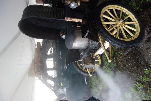 Hier ist nicht der Tee fertig, sondern der Dampfantrieb auf Betriebstemperatur – Classic Days Düsseldorf 2023