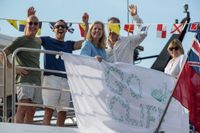 Hier malt der Millionär noch selbst: Anfeuerungsplakat an einer Yacht im Hafen