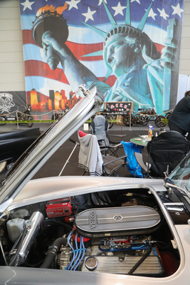 Hier passt alles zusammen, die USA-Symbolik und der dicke V8/Motor in der Cobra - Klassikwelt Bodensee 2023