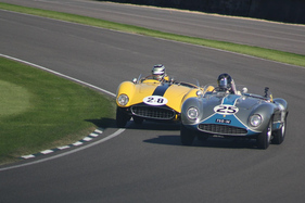 Hier war der #25 Ferrari 750 Monza (1955) noch vor dem gelben Ferrari 500 TRC (1957) - Lavant Cup - Goodwood Revival 2015