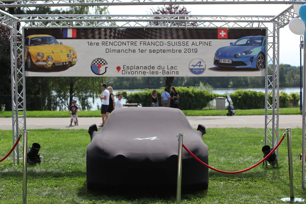 Hier wartet die neue Alpine A110 S auf ihre Vorstellung - 1ère Rencontre Franco-Suisse Alpine 2019