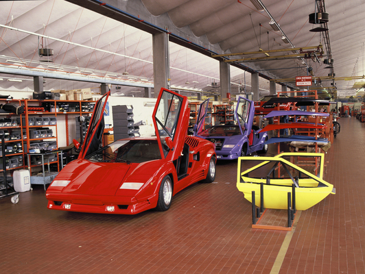 Bild: Hier werden die Flügeltüren und die Haube am Countach verbaut