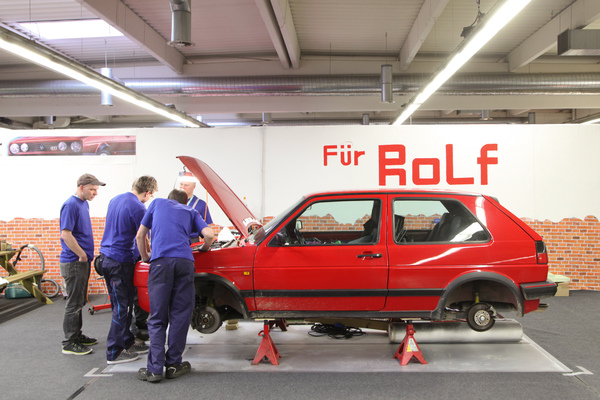Hier wird am Golf II gemeinsam geschraubt - "Für Rolf" (Techno Classica 2017)