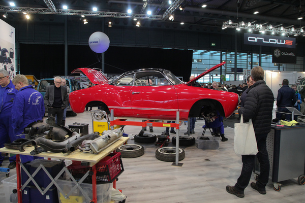 Hier wird an einem VW Karmann Ghia geschraubt ... - Bremen Classic Motorshow 2020