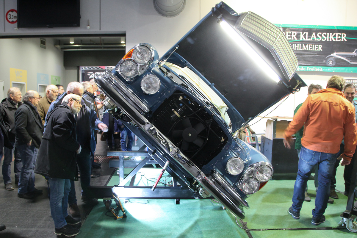 Hier wird die Technik der frühen Mercedes-Benz S-Klasse bestaunt - Bremen Classic Motorshow 2019