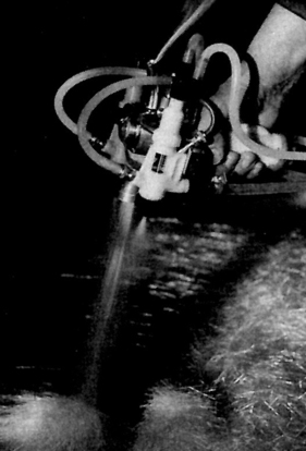 Hier wird die zerkleinerte Kunstfaser mit einer Pistole aufgespritzt - Porsche 904 Carrera GTS (1964)