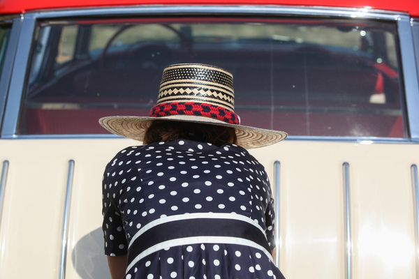 Hier wird ein Typenzeichen fotografiert - Concours d'Elégance Suisse Coppet 2022