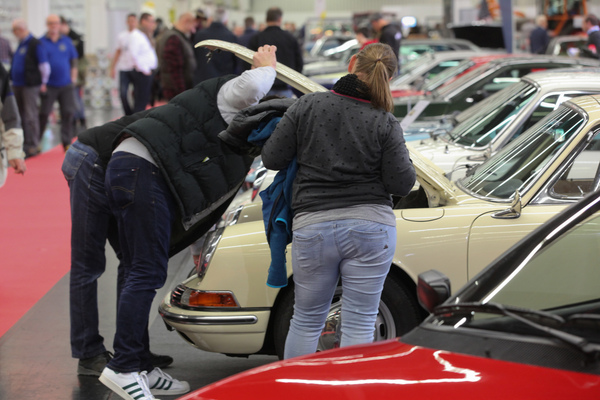 Bild Hier wird genauer geschaut - Retro Classics Bavaria 2017 in Nürnberg