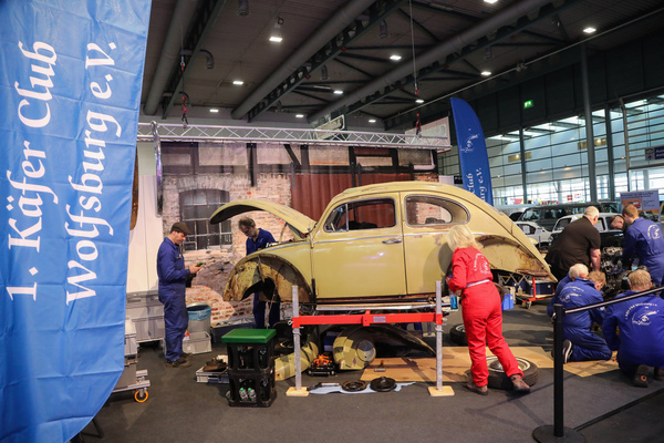 Hier wird geschraubt - VW Käfer auf dem Stand des ersten Käfer-Clubs von Wolfsburg - Bremen Classic Motorshow 2023