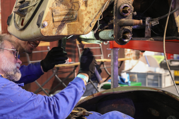 Hier wird geschraubt - VW Käfer auf dem Stand des ersten Käfer-Clubs von Wolfsburg - Bremen Classic Motorshow 2023