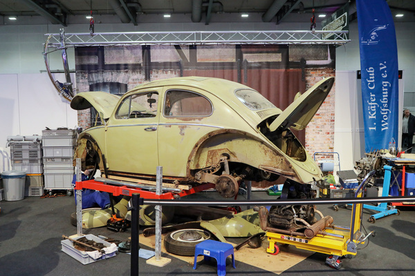 Hier wird geschraubt - VW Käfer auf dem Stand des ersten Käfer-Clubs von Wolfsburg - Bremen Classic Motorshow 2023