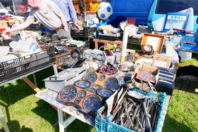 Hierbei dürfte es sich um Instrumente aus dem Audi 80 der ersten Baureihe handeln. Daneben ein großes Angebot an Wischerarmen. – Bockhorner Oldtimermarkt 2025