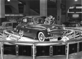 Hillman (1955) - der neue, oben gesteuerte Motor wird automatisch vorgeführt - Genfer Automobilsalon 1955