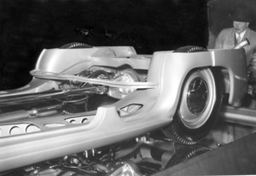 Hillman Minx (1952) - trotz selbstragender Karosserie ist das Chassis immer noch recht massiv