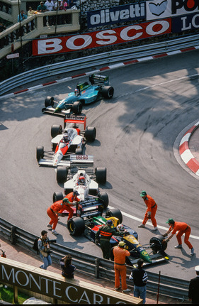 Hinter Philippe Alliot stauen sich beim Grand Prix von Monaco im Jahr 1989 Eddie Cheever, Alain Prost und Ivan Capelli