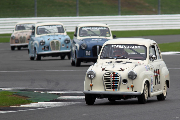Hinter dem Lenkrad ist Tiff Needell in seinem Element - Austin A30/35 Celebrity Challenge - Silverstone Classic 2017