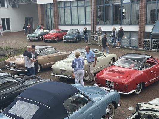 Hinter diesen Fenstern des VW-Karmann Werks ist die Autosammlung – 70 Jahre VW Karmann-Ghia