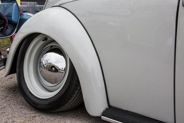 Hinterrad mit stark negativem Sturz am Käfer – Retro Saisonauftakt 2025