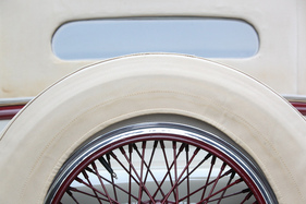 Hispano-Suiza H6B (1927) – Kleines Rückfenster und Reserverd in Stoff