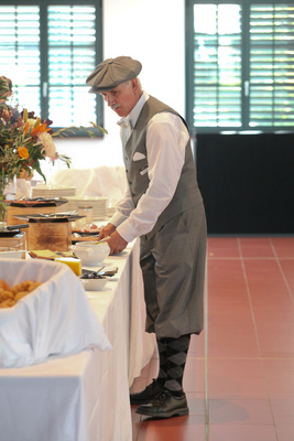 Bild Historisch korrekte Kleidung macht sich auch am Brunch-Buffet gut - Emil Frey Classics / Zwischengas.com Oldtimer-/Youngtimer-Saisonabschluss-Brunch 2019
