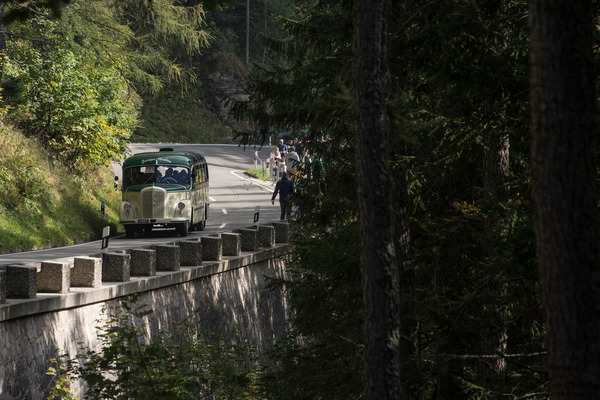 Historische Busse brachten die zahlreichen Fans zu den Zuschauerplätzen an der Strecke.