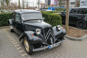 Historische Citroën bei der Ausstellungseröffnung vor dem Gebäude der Citroën Deutschland in Köln. Hier ein Traction Avant
