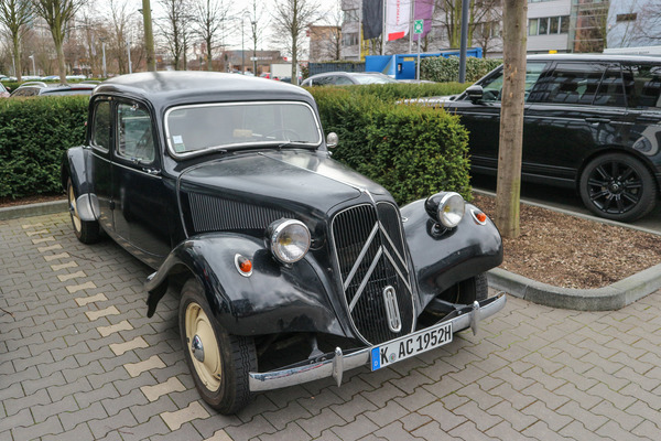 Historische Citroën bei der Ausstellungseröffnung vor dem Gebäude der Citroën Deutschland in Köln. Hier ein Traction Avant