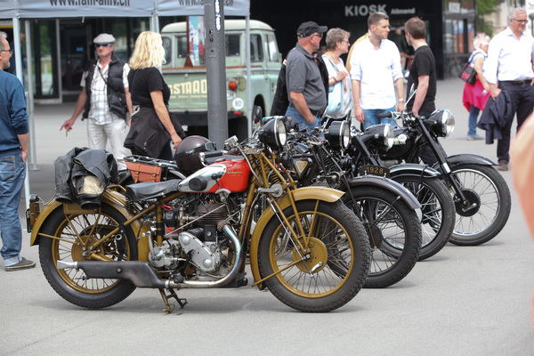 Bild: Historische Motorräder auf dem Besucherparkplatz - Swiss Classic World Luzern 2019