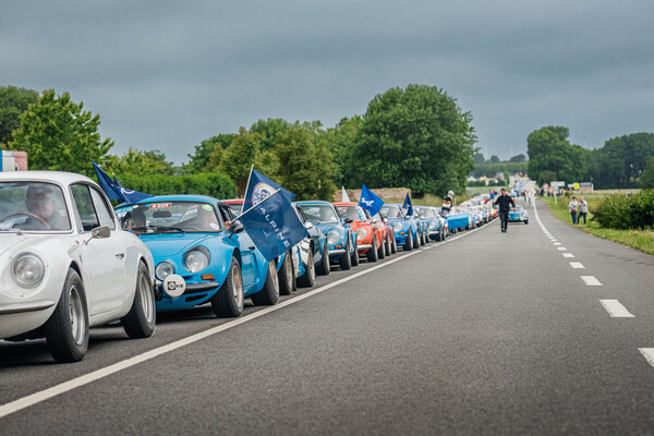 Image: Historic parade on the former race track - anniversary meeting "70 years of Alpine" Dieppe 2025