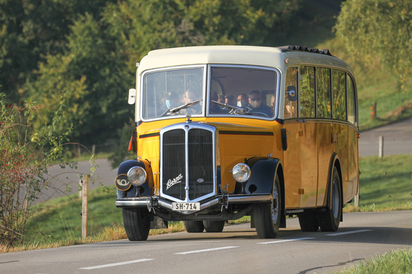 Historische Postautos beförderten Besucher auf der Bergrennstrecke - Memorial Bergrennen Opfertshofen "Rendezvous am Kleinen Klausen" 2021