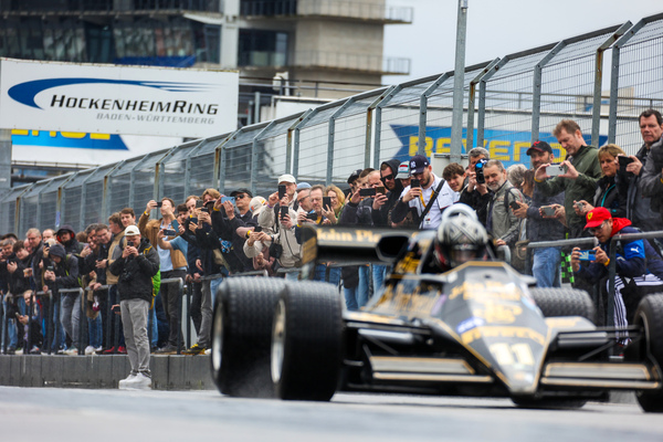 Image: Historic racing cars are even more exciting when you can look at them through your cell phone