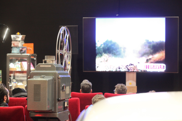 Historische Utensilien, das Bild enstand aber modern durch einen "Beamer" - Bremen Classic Motorshow 2019