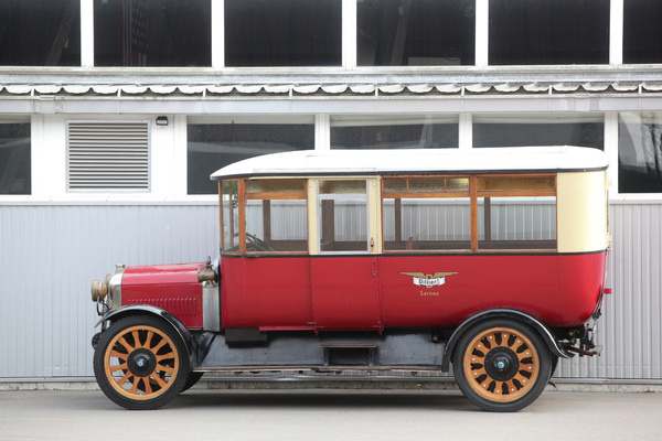 Historischer Reisebus, bereit für die Ausstellung - Swiss Classic World Luzern 2019