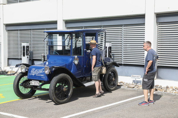 Image: Historic electric car (Detroit Electric) in the visitor parking lot - 31st Oldtimer Grand Prix Safenwil 2023