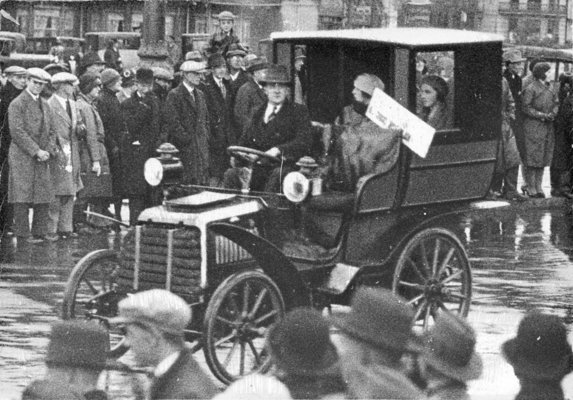 Bild Historisches Foto von einem der früheren "London to Brighton Car Runs" der ersten Hälfte des 20. Jahrhunderts mit Shuttleworths Panhard-Levassor