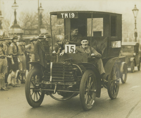 Historisches Foto von einem der früheren "London to Brighton Car Runs" der ersten Hälfte des 20. Jahrhunderts mit Shuttleworths Panhard-Levassor