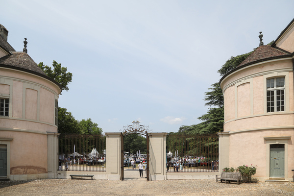 Image: Historic walls and elegant cars - Concours d'Elégance Suisse Château Coppet 2023